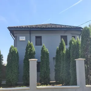 Pensión Estera, Balotesti